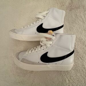 NWOB Nike Blazer Mid ‘77 Sneakers in Size 6 women’s. 36.5 EU. 4.5 Y